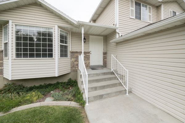 Cost of White Vinyl Siding Replacement in Rowlett